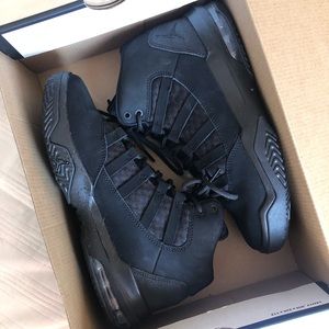 Jordan Black Max Aura